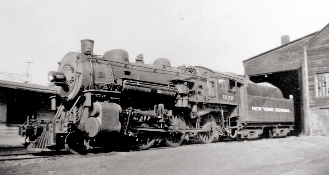 Locomotive ramassant des wagons de marchandises de briques