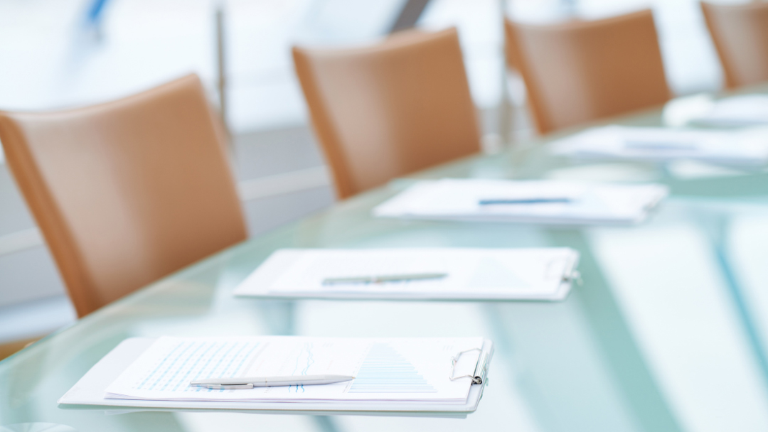 Chaises et des papiers sur une table
