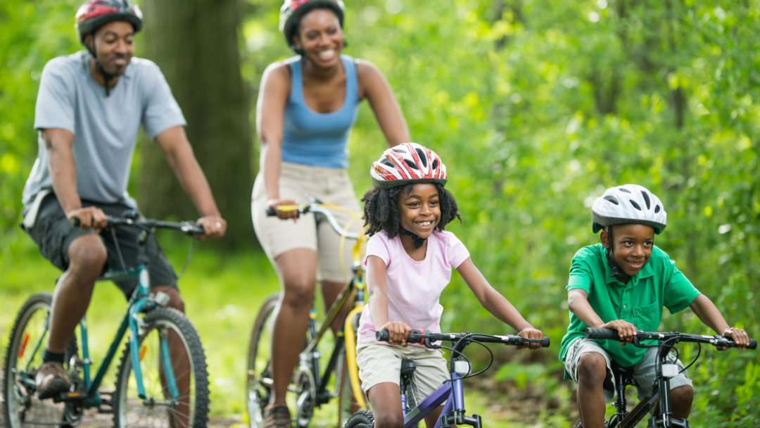 Une famille à vélos