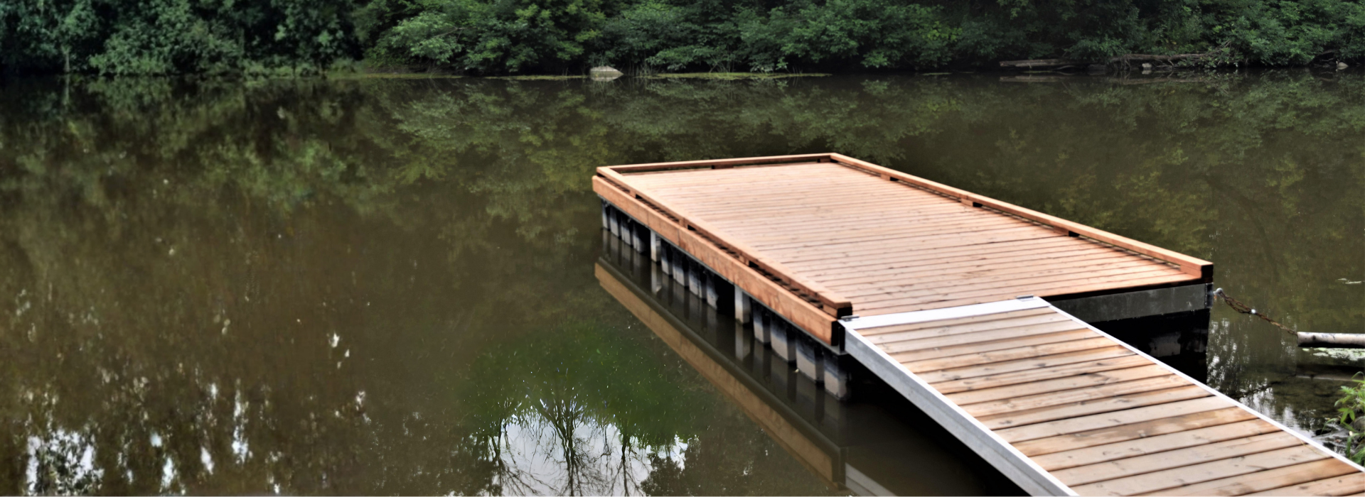 Rampe à bateau sur la rivière