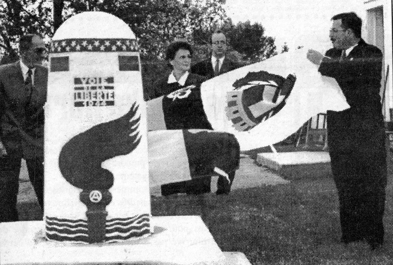 Dévoilement du monument original, 1995