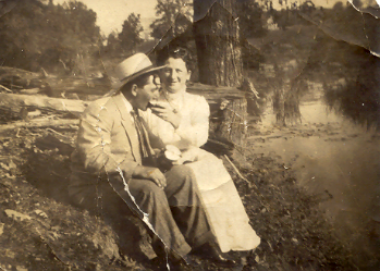 Harry Fraser Carscadden et Ethel Kemp sur la banque de la rivière Castor en 1909