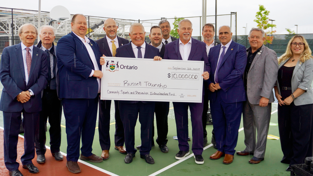 Premier minister, ministres et member du Conseil avec un cheque de 10 millions