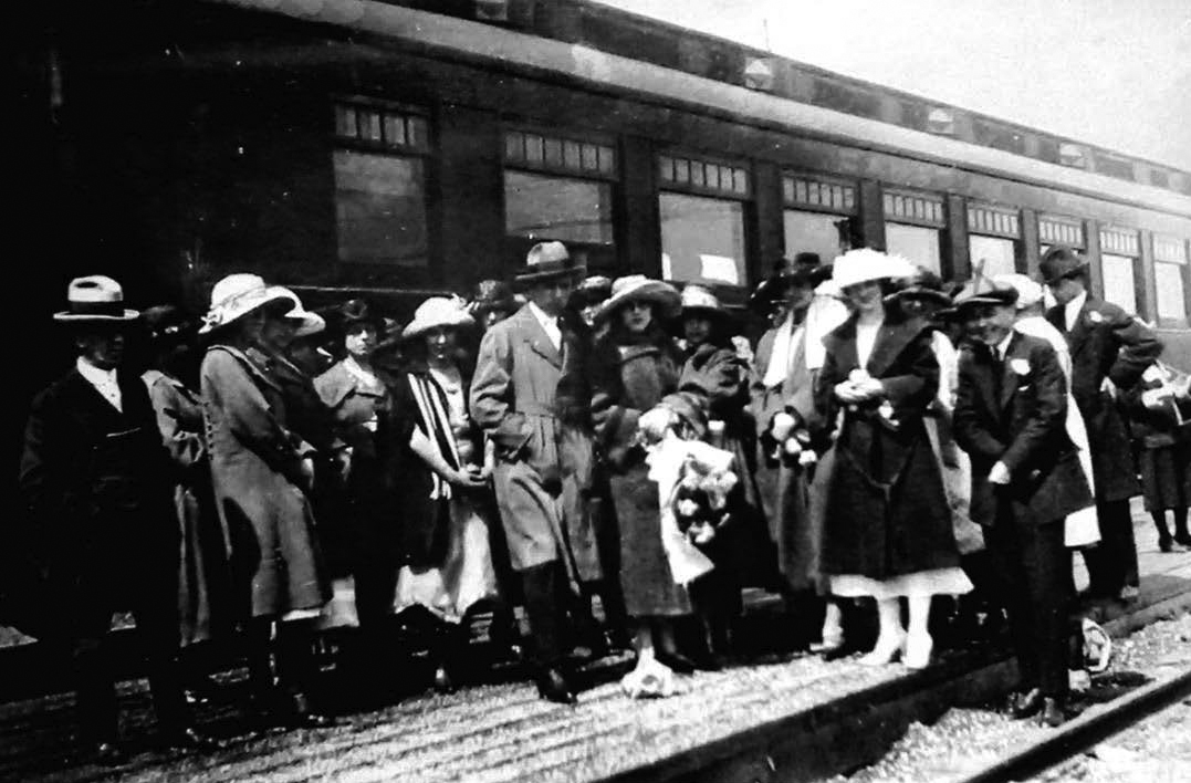 Foule rassemblée à la gare de Russell