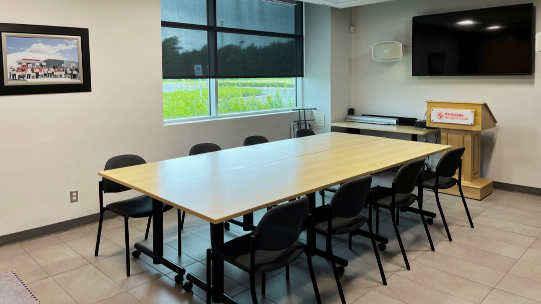 Tables et chaises dans une salle