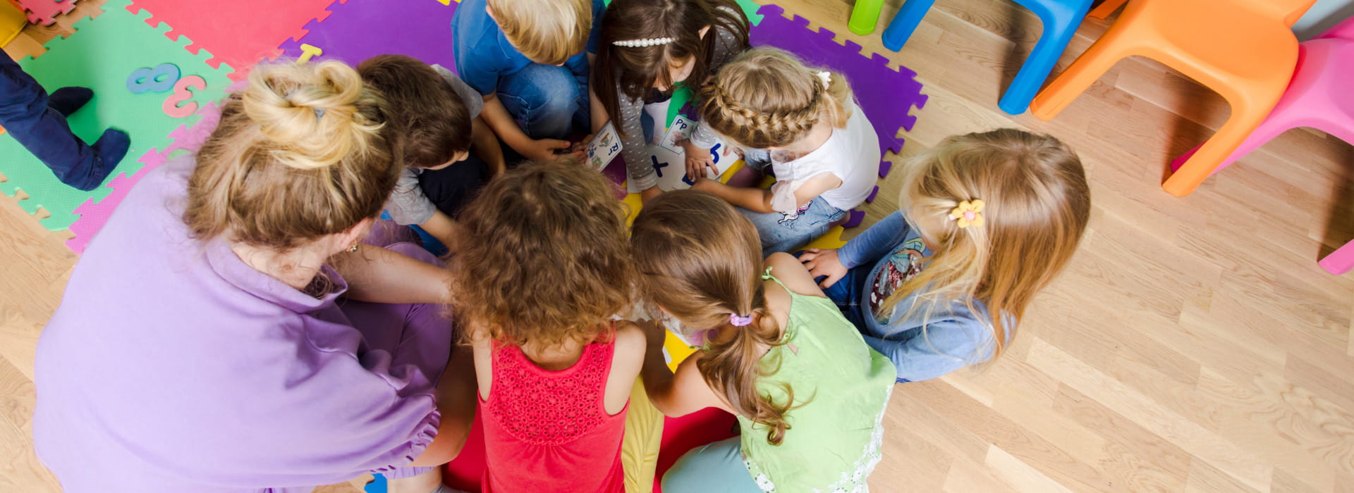 Des enfants jouent en groupe