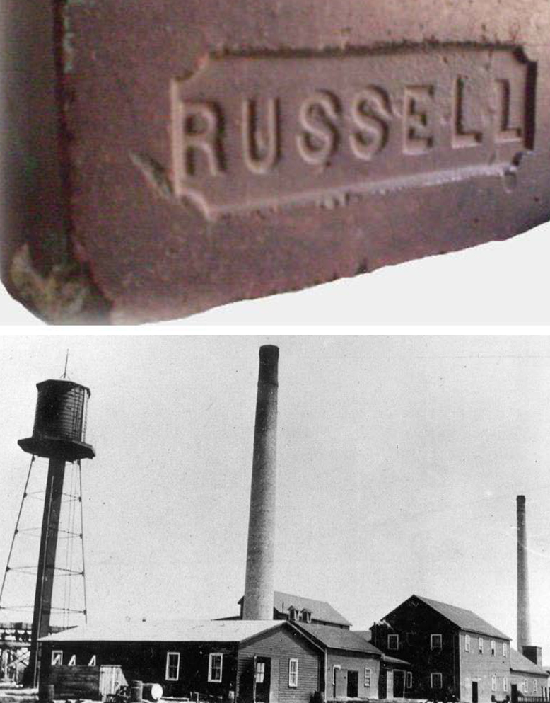 Bâtiment de l’usine de briques Russell Shale et une photo d’une brique de Russell