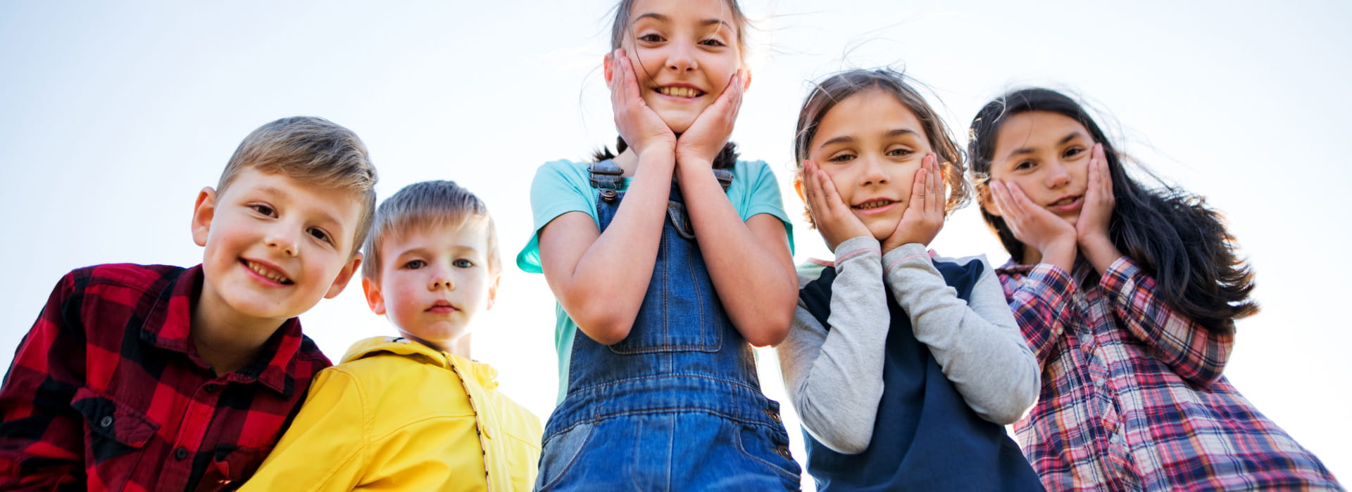 Cinq enfants souriants