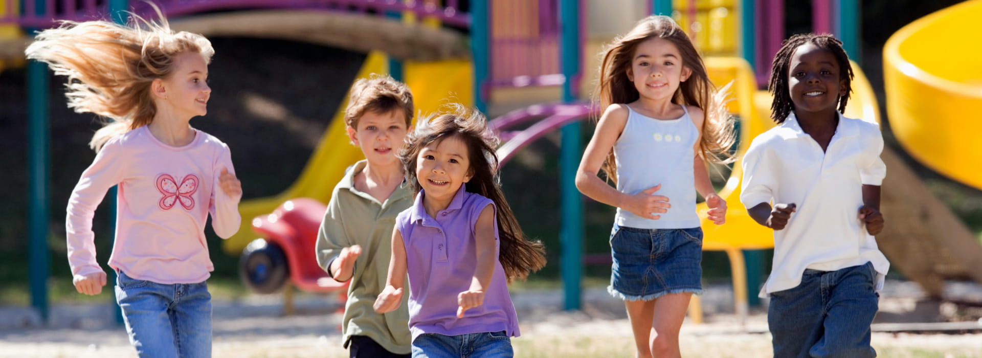 Des enfants cour à l’extérieur
