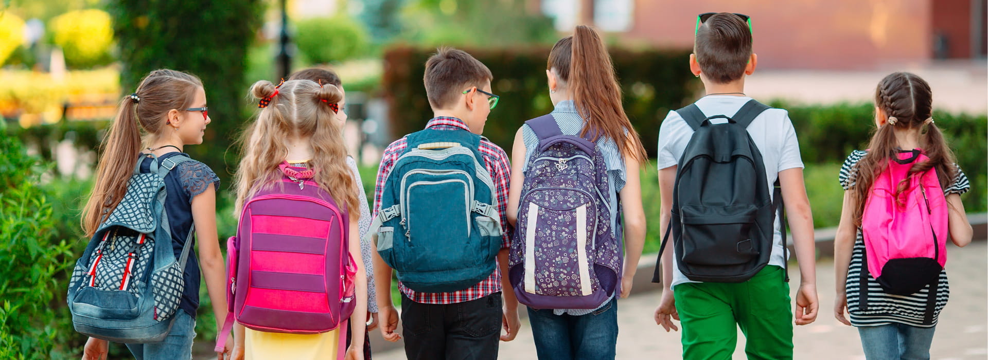 Six enfants avec des sacs à dos