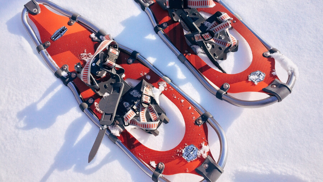 Raquettes rouges dans la neige