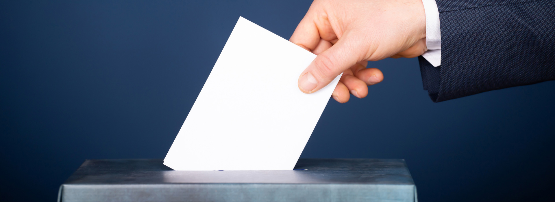 Une main dépose un ballot dans une boîte