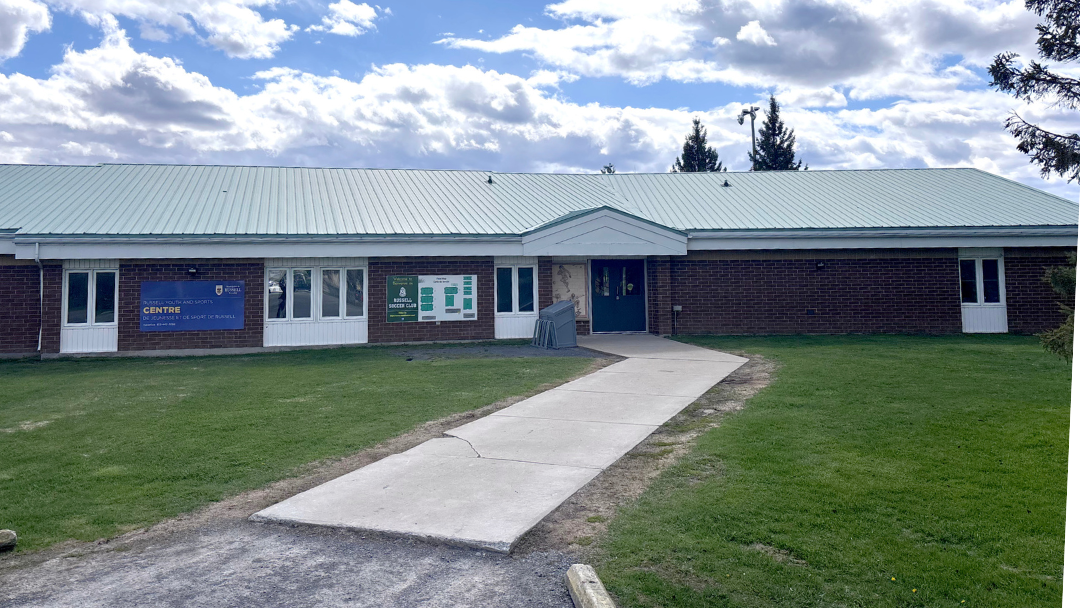 Extérieur du centre de sports et de la jeunesse de Russell