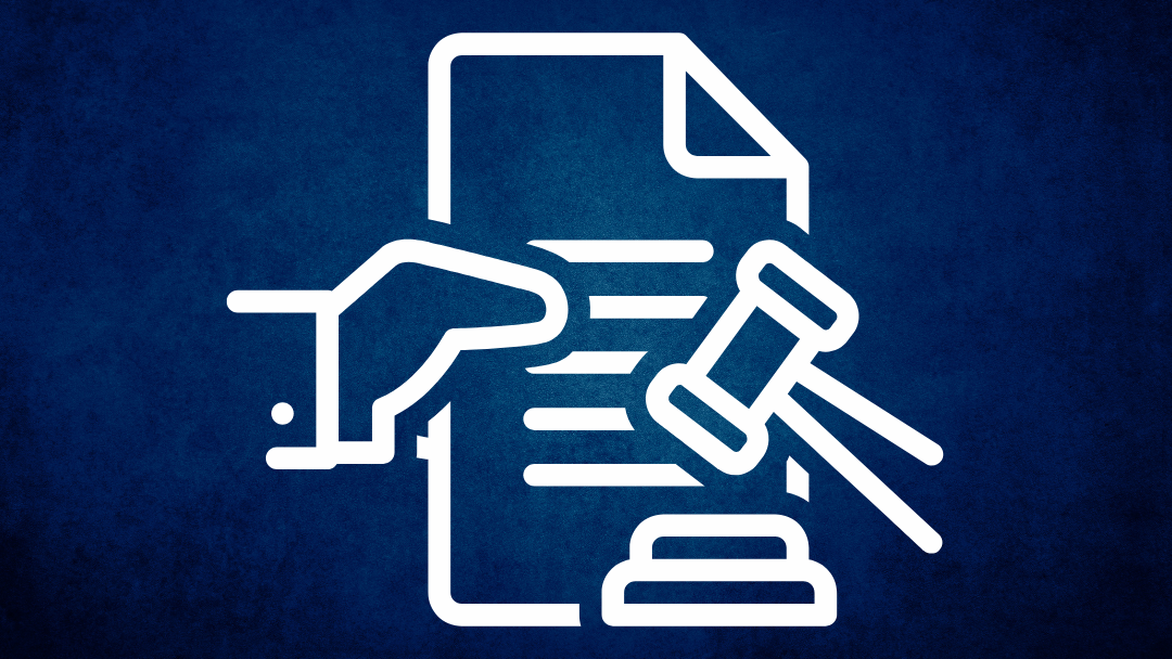 Une main tenant un document et un Marteau de juge